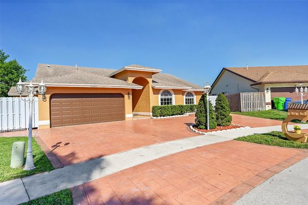 Attached, Exterior, Facade, Mediterranean