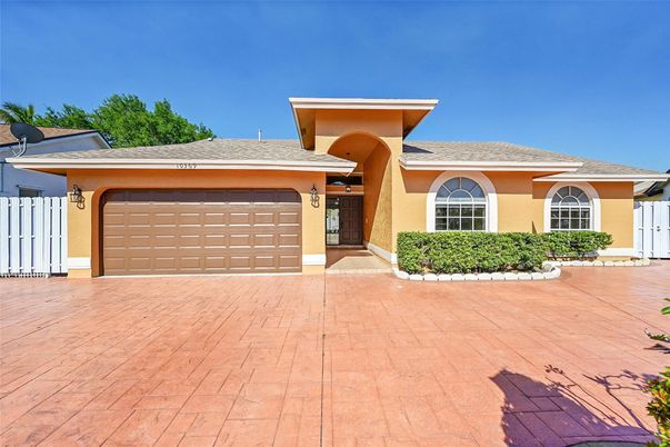 Attached, Exterior, Facade, Mediterranean