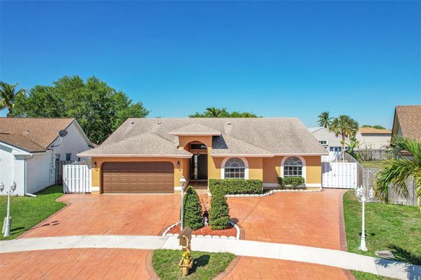 Attached, Exterior, Facade, Ranch