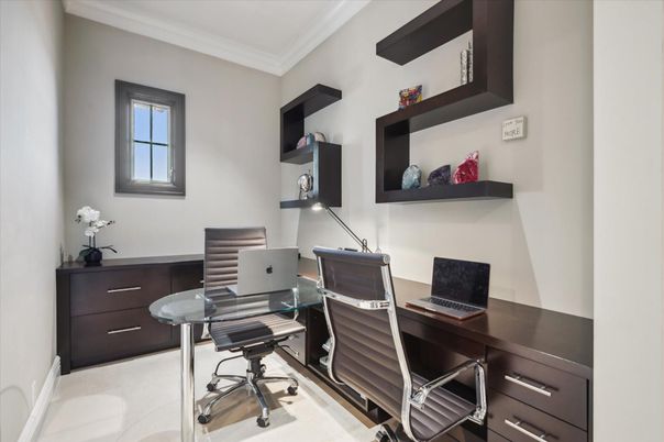 Home Office, Interior