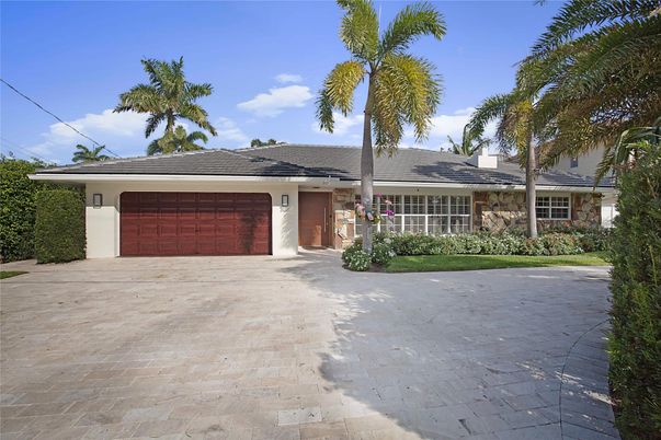 Attached, Exterior, Facade, Ranch