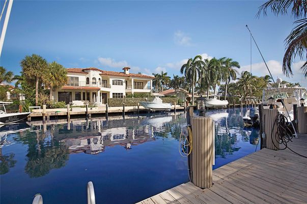 Exterior, Lake