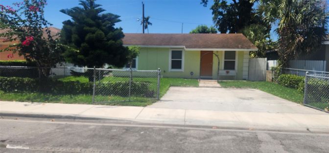 Backyard, Exterior, Facade, Ranch