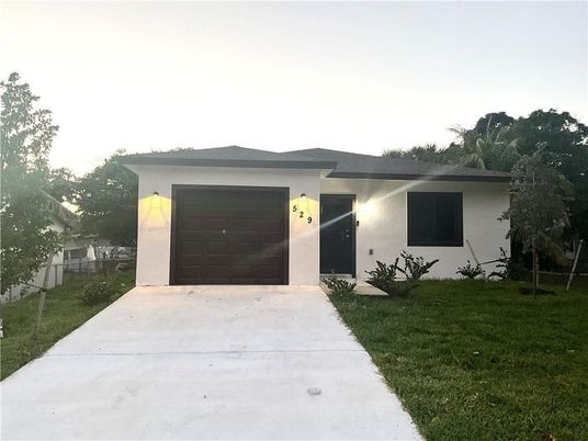 Attached, Exterior, Facade, Modern