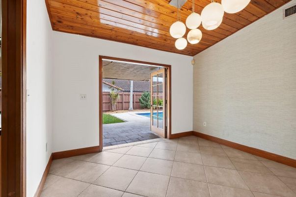 Empty room, Interior, Wooden Ceilings