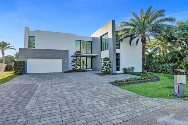 Attached, Backyard, Exterior, Facade, Modern