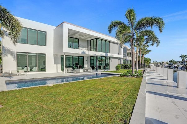 Backyard, Exterior, Facade, Pool, Modern