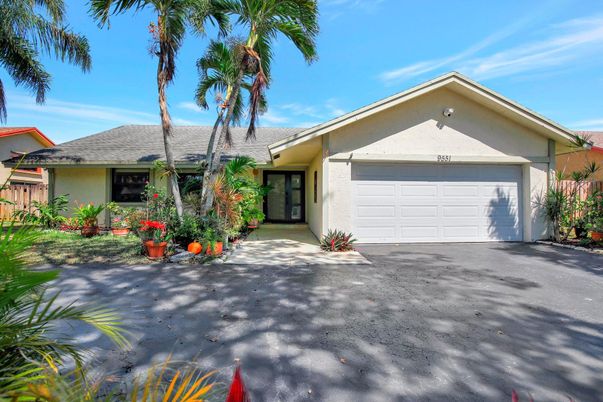 Attached, Exterior, Facade, Ranch
