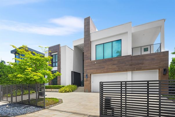 Attached, Exterior, Facade, Modern