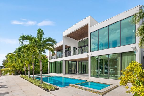 Exterior, Facade, Pool, Modern