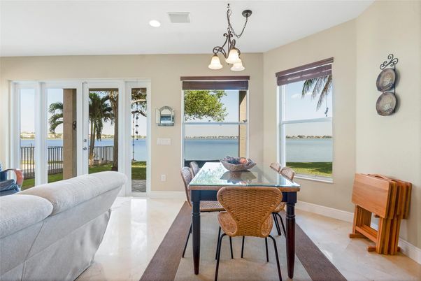 Dining room, Interior, Pendant Lights, Recessed Lighting, Water