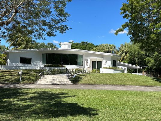 Backyard, Exterior, Facade, Ranch