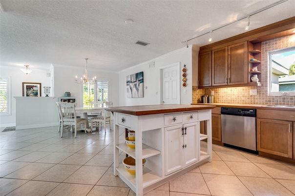 Chandelier, Dining room, Interior, Kitchen