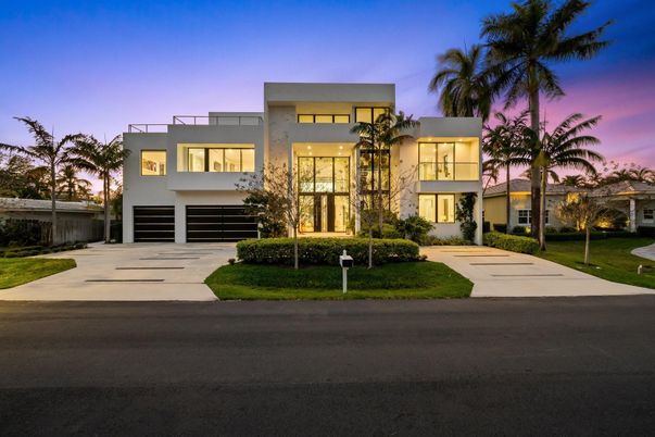 Attached, Exterior, Facade, Modern