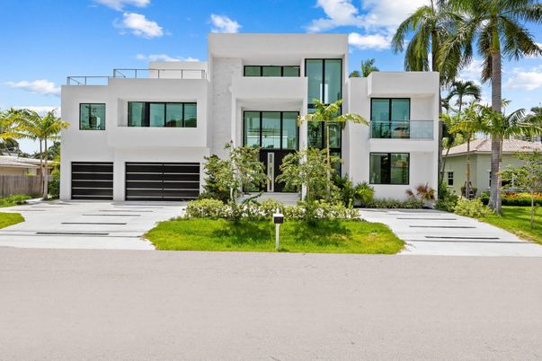 Attached, Exterior, Facade, Modern