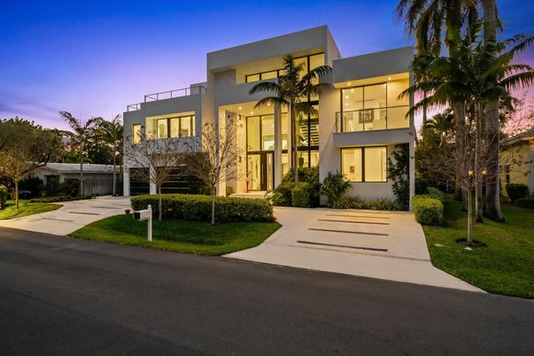 Exterior, Facade, Modern