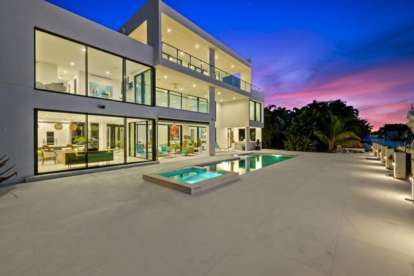 Exterior, Facade, Pool, Modern