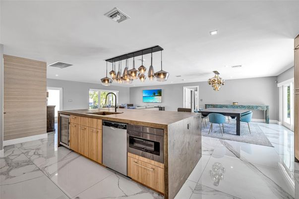 Chandelier, Dining room, Interior, Kitchen, Marble, Pendant Lights, Recessed Lighting, Stainless Steel Appliances