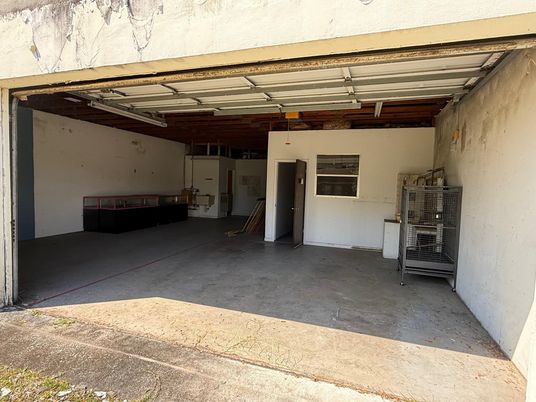 Exterior, Garage