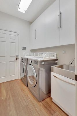Interior, Washer, Wood Texture Flooring