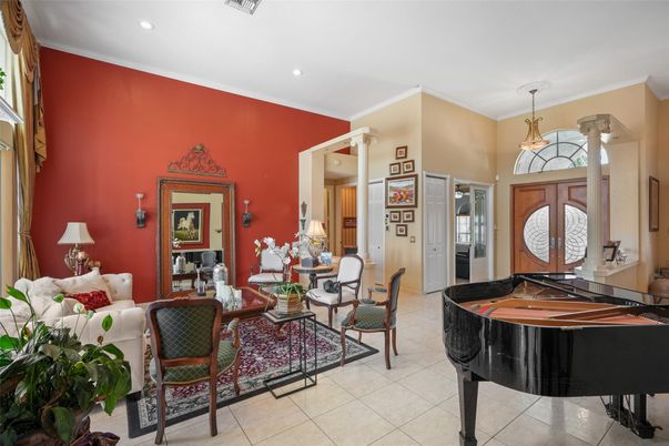 Interior, Living room, Pendant Lights, Piano, Recessed Lighting