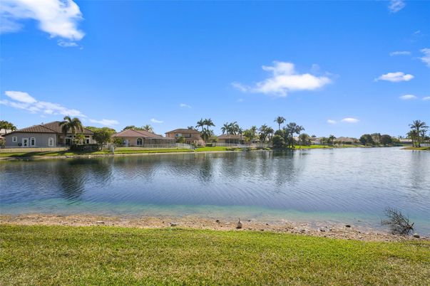 Exterior, Lake