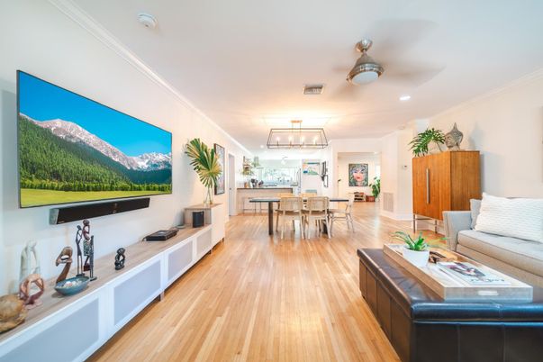 Chandelier, Dining room, Interior, Living room, Pendant Lights, Recessed Lighting, Wood Texture Flooring