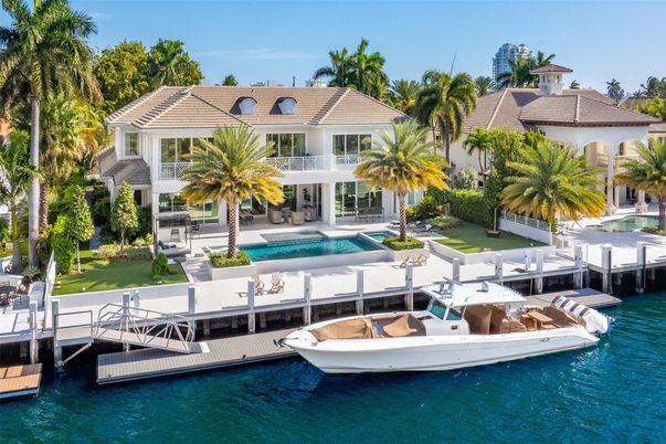 Exterior, Lake, Pool
