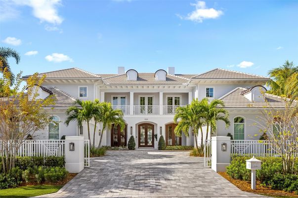 Exterior, Facade, Mediterranean