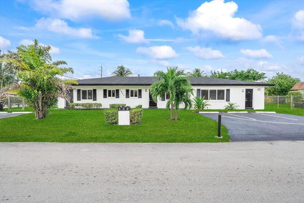 Backyard, Exterior, Facade, Ranch