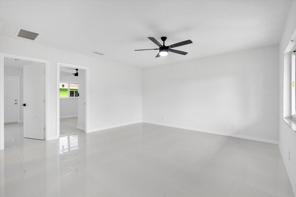 Empty room, Interior