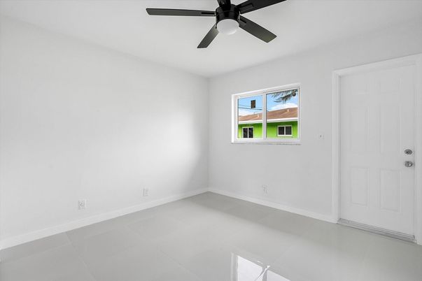 Empty room, Interior
