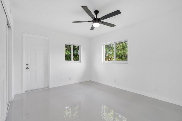 Empty room, Interior