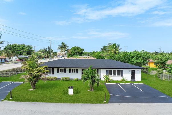 Exterior, Facade, Ranch