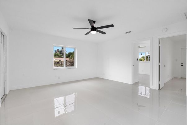 Empty room, Interior