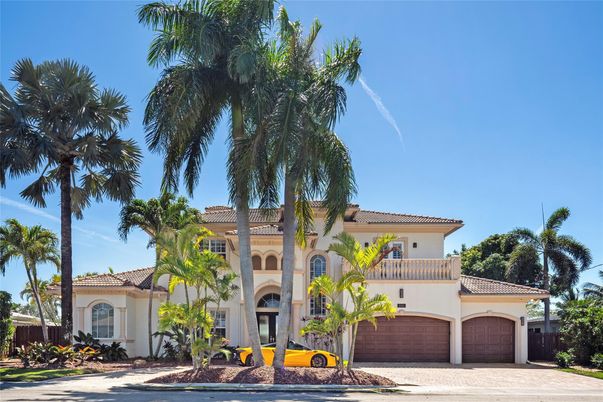 Attached, Exterior, Facade, Mediterranean