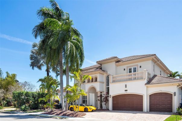 Attached, Exterior, Facade, Mediterranean
