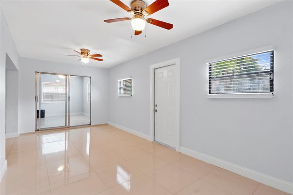 Empty room, Interior