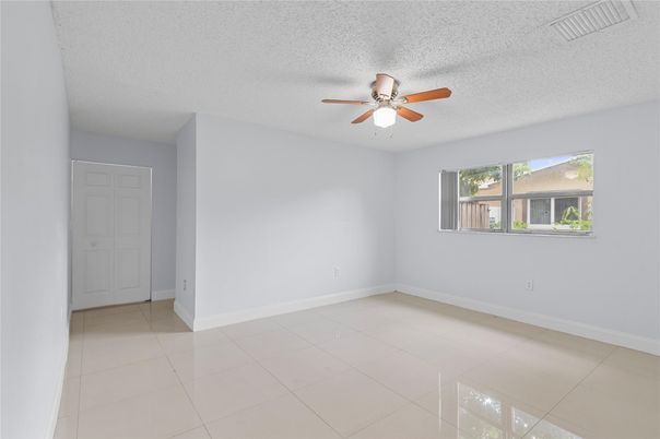 Empty room, Interior