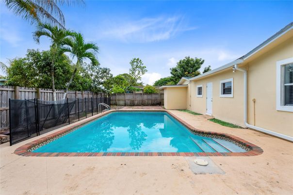 Exterior, Pool