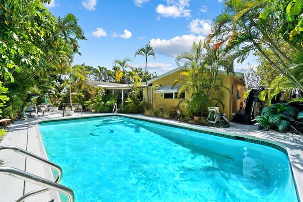 Exterior, Pool