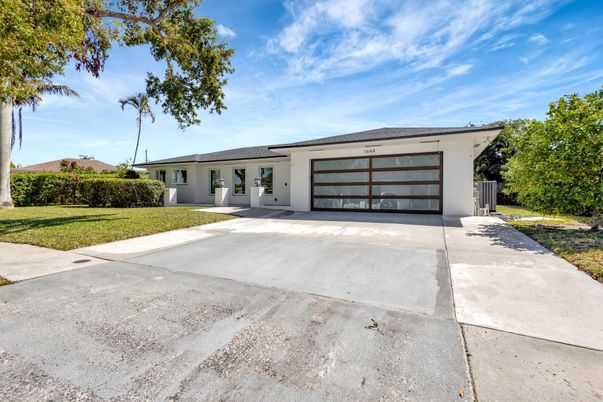 Attached, Exterior, Facade, Ranch