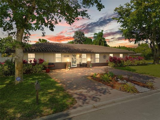 Exterior, Facade, Ranch