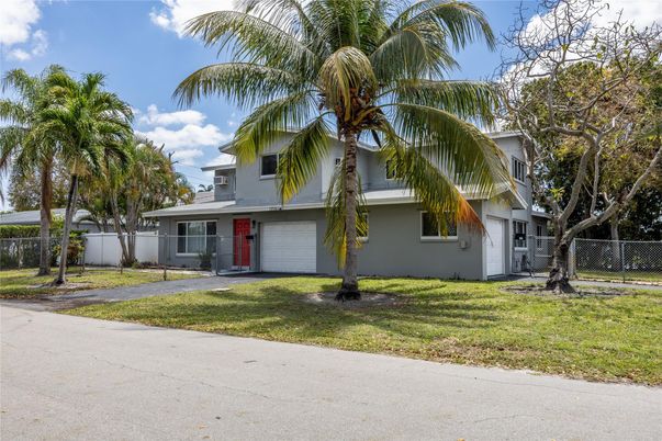 Attached, Exterior, Facade, Ranch