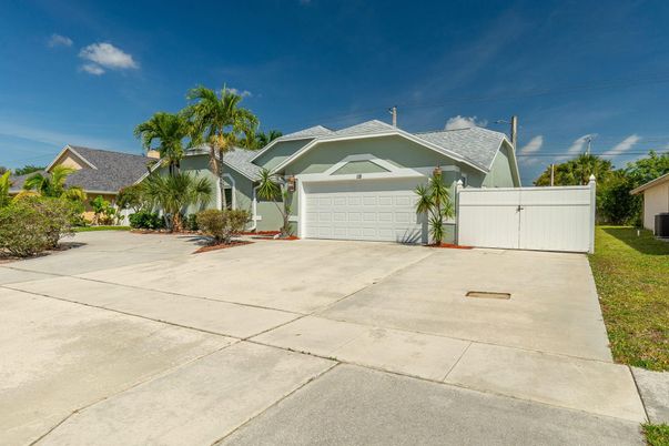 Attached, Exterior, Facade, Ranch