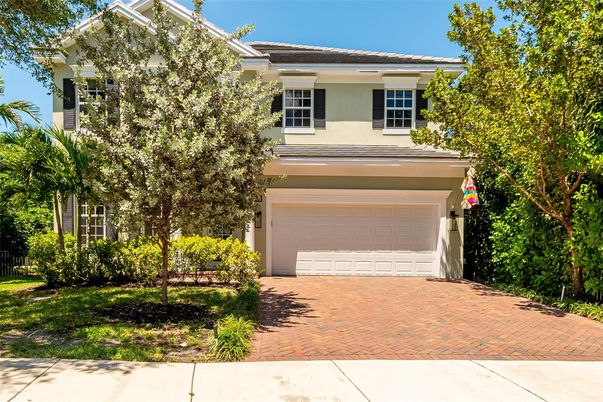 Attached, Exterior, Facade, American Craftsman