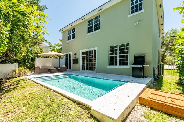 Exterior, Pool