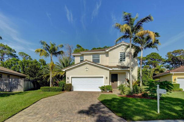 Attached, Exterior, Facade, Mediterranean