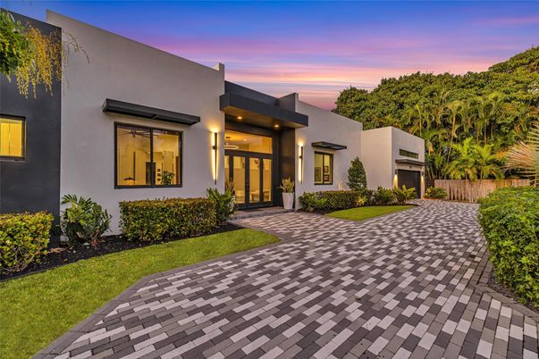 Backyard, Exterior, Facade, Modern