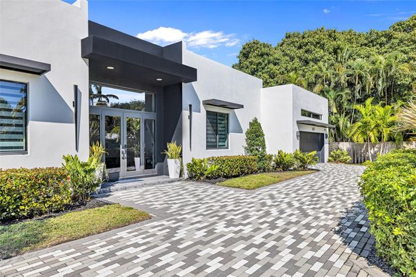 Exterior, Facade, Modern